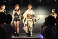 晴れ着姿を披露する佐藤綾乃。