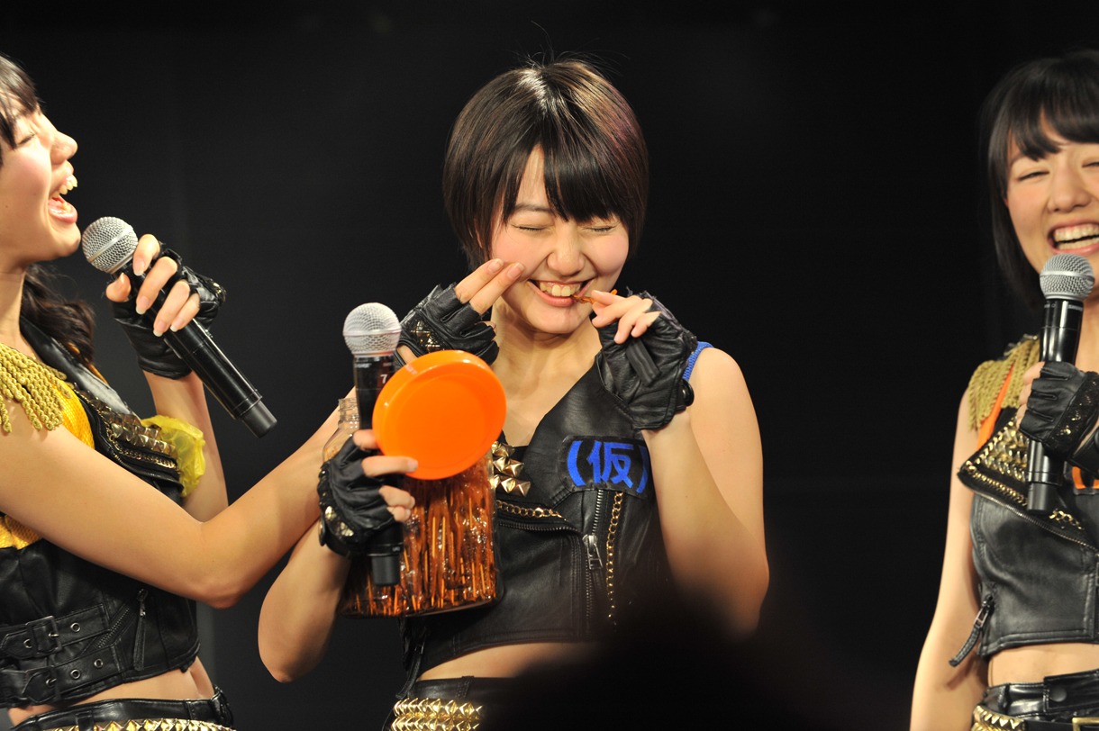 イカの燻製をつまみ食いしたことが発覚し佐藤綾乃に詰め寄られる新井愛瞳。