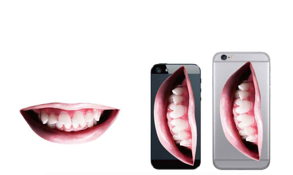 アヴちゃん“唇”原寸大ステッカー」とその使用例。 - 女王蜂、初