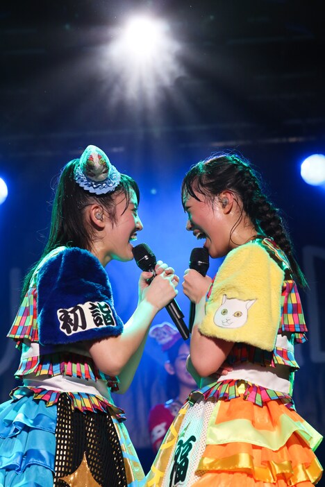 左から咲良菜緒、伊藤千由李。