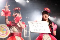 左から秋本帆華、安藤ゆず。