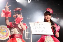 左から秋本帆華、安藤ゆず。