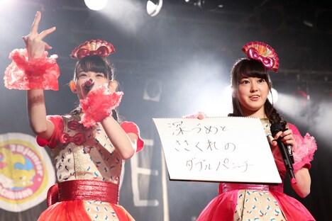 左から秋本帆華、安藤ゆず。