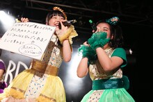 左から伊藤千由李、坂本遥奈。