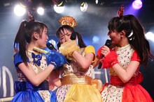 左から咲良菜緒、伊藤千由李、秋本帆華。