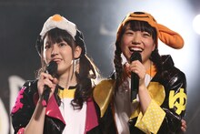 左から安藤ゆず、伊藤千由李。