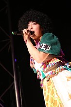 アフロのカツラを被った坂本遥奈。