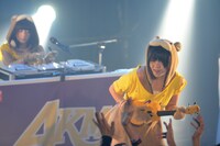 ギターを弾くあゆみ（あゆみくりかまき）。