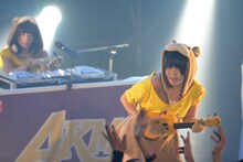 ギターを弾くあゆみ（あゆみくりかまき）。