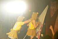 客席に降りていくまきとあゆみ（あゆみくりかまき）。