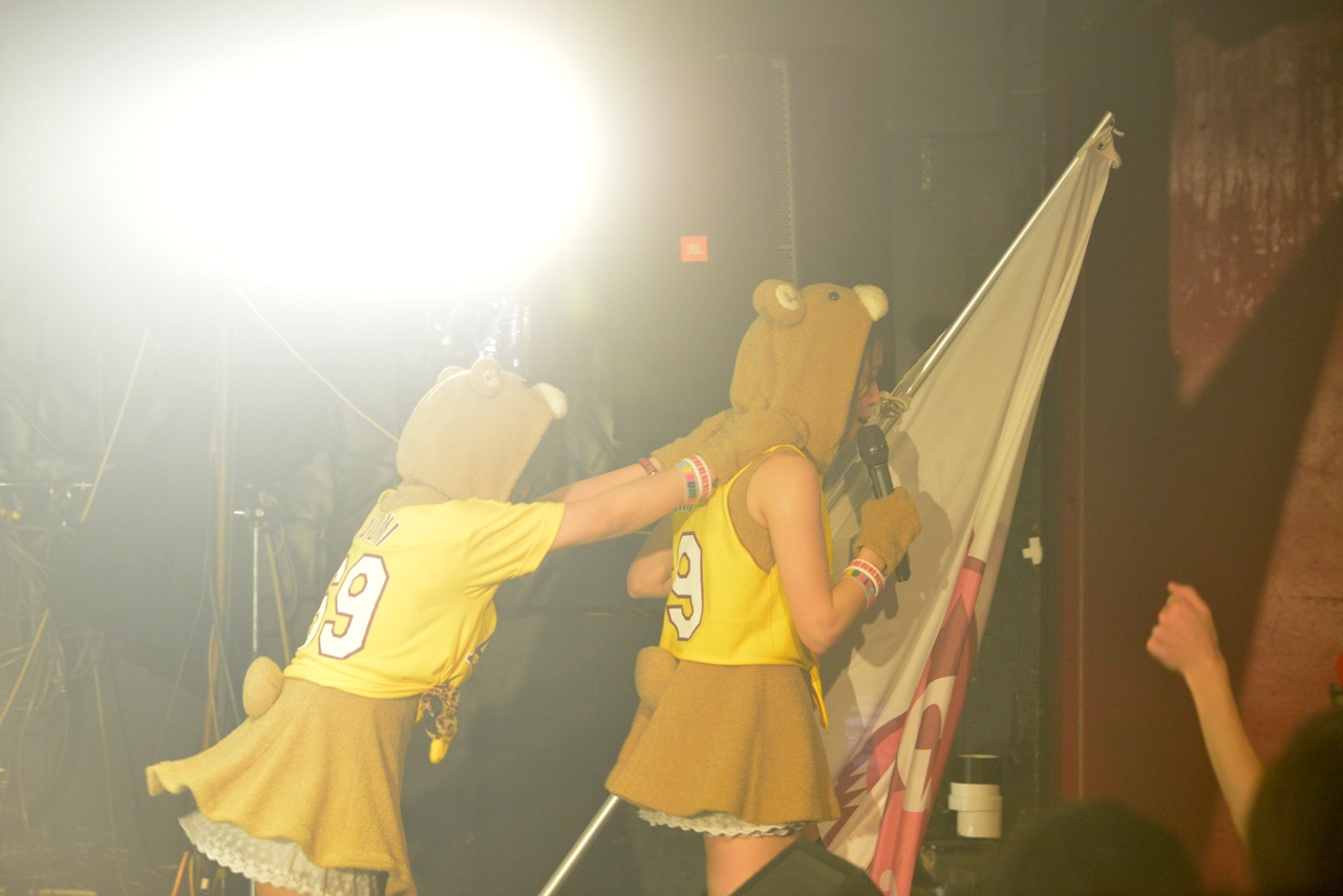 客席に降りていくまきとあゆみ（あゆみくりかまき）。