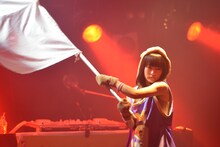 旗を振るくりか（あゆみくりかまき）。