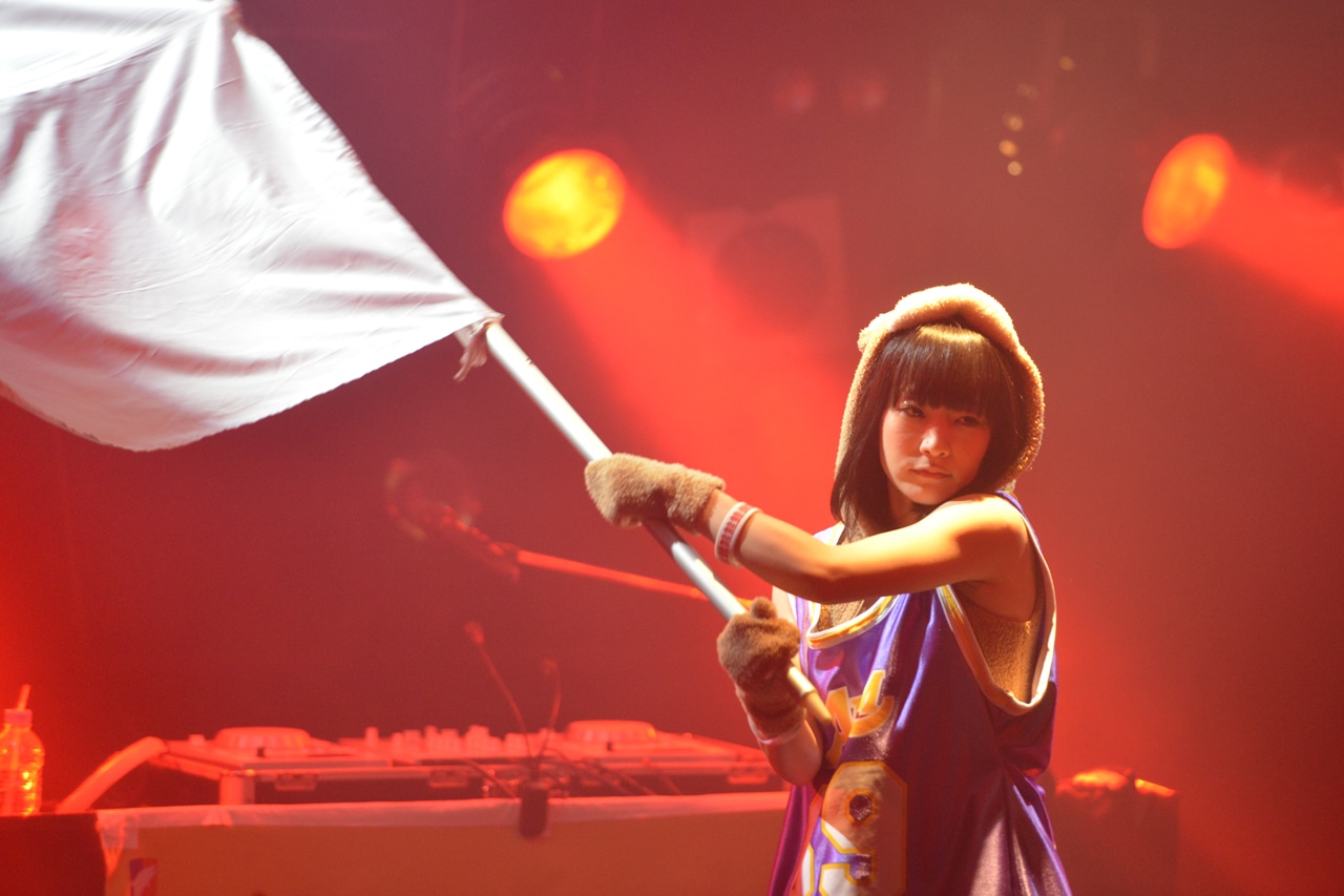 旗を振るくりか（あゆみくりかまき）。