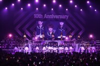 「桜の花びらたち」歌唱の様子。 (c)AKS