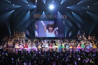 AKB48 チームBによる「チームB推し」歌唱の様子。 (c)AKS