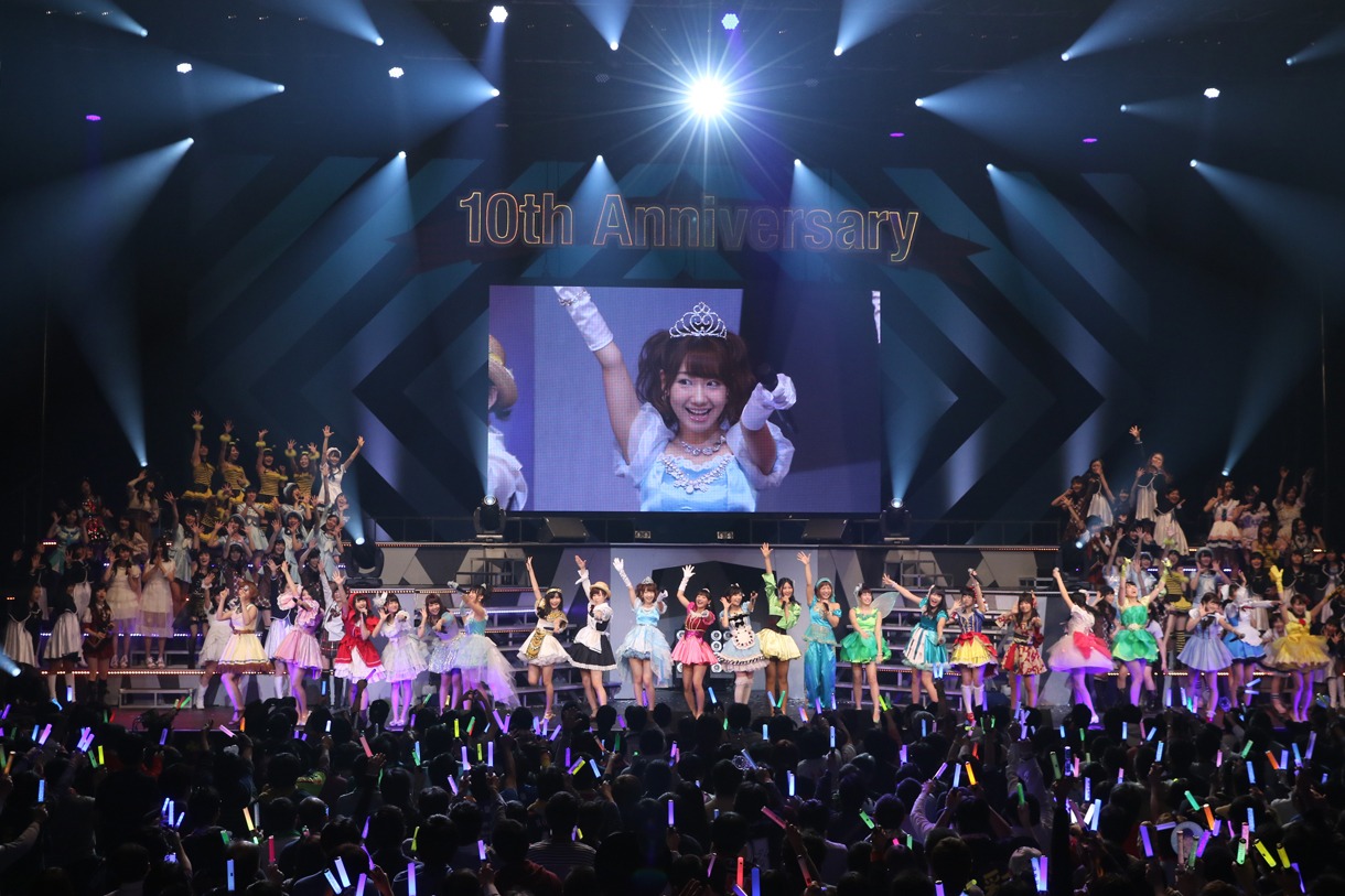 AKB48 チームBによる「チームB推し」歌唱の様子。 (c)AKS
