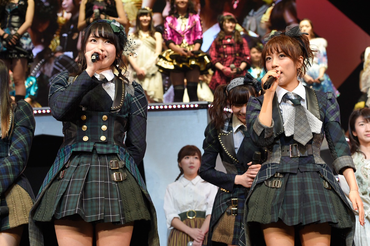 左から横山由依、高橋みなみ。(c)AKS