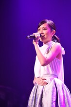 前田敦子による「右肩」歌唱の様子。 (c)AKS