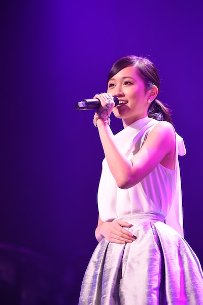 前田敦子による「右肩」歌唱の様子。 (c)AKS