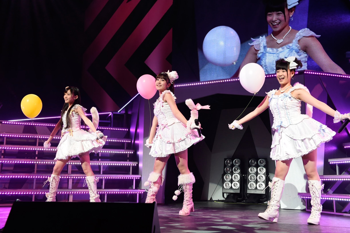 荒巻美咲、多田愛佳、朝長美桜による「天使のしっぽ」歌唱の様子。 (c)AKS