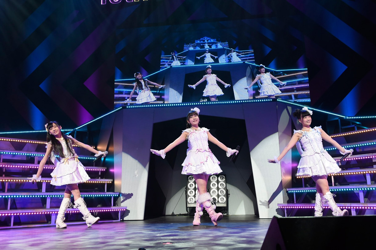 荒巻美咲、多田愛佳、朝長美桜による「天使のしっぽ」歌唱の様子。 (c)AKS
