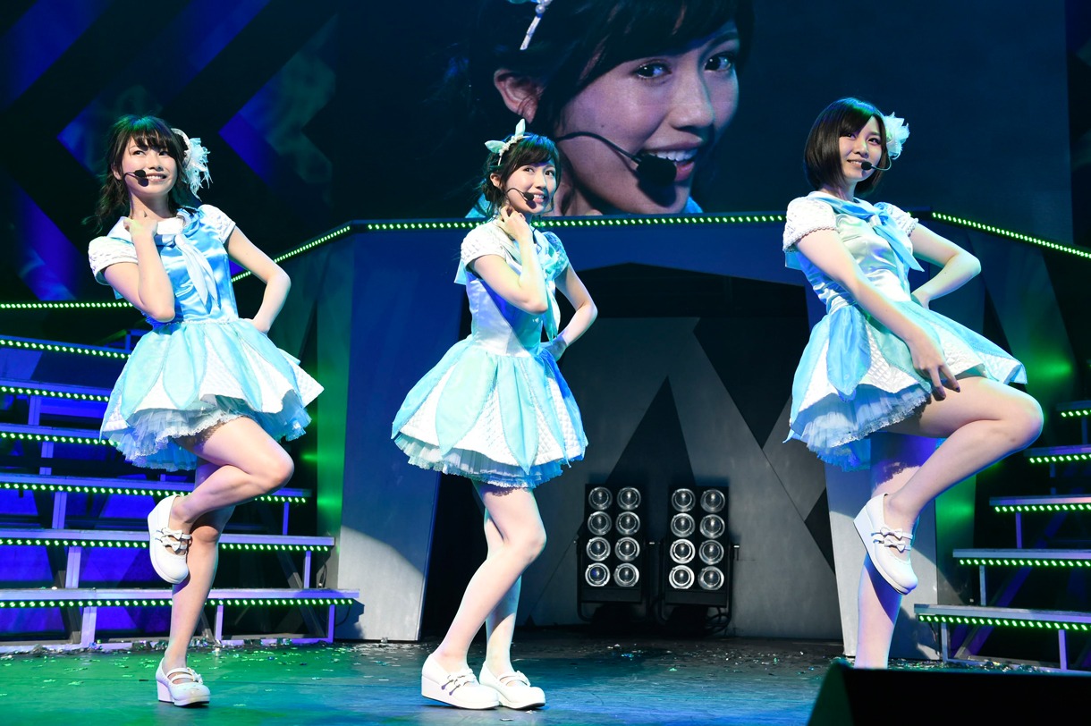 横山由依、渡辺麻友、岩田華怜による「セーラーゾンビ」歌唱の様子。 (c)AKS