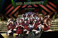 「重力シンパシー」歌唱の様子。 (c)AKS