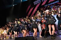 出演者全員による「希望的リフレイン」歌唱の様子。(c)AKS