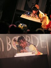 ケーキの火を吹き消す伊藤千由李。