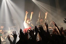 キュウソネコカミ「DMCC-REAL ONEMAN TOUR-～ドコまでもチョコチョコ～」の様子。