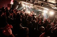 ゆれる「HISGARAGE」の様子。