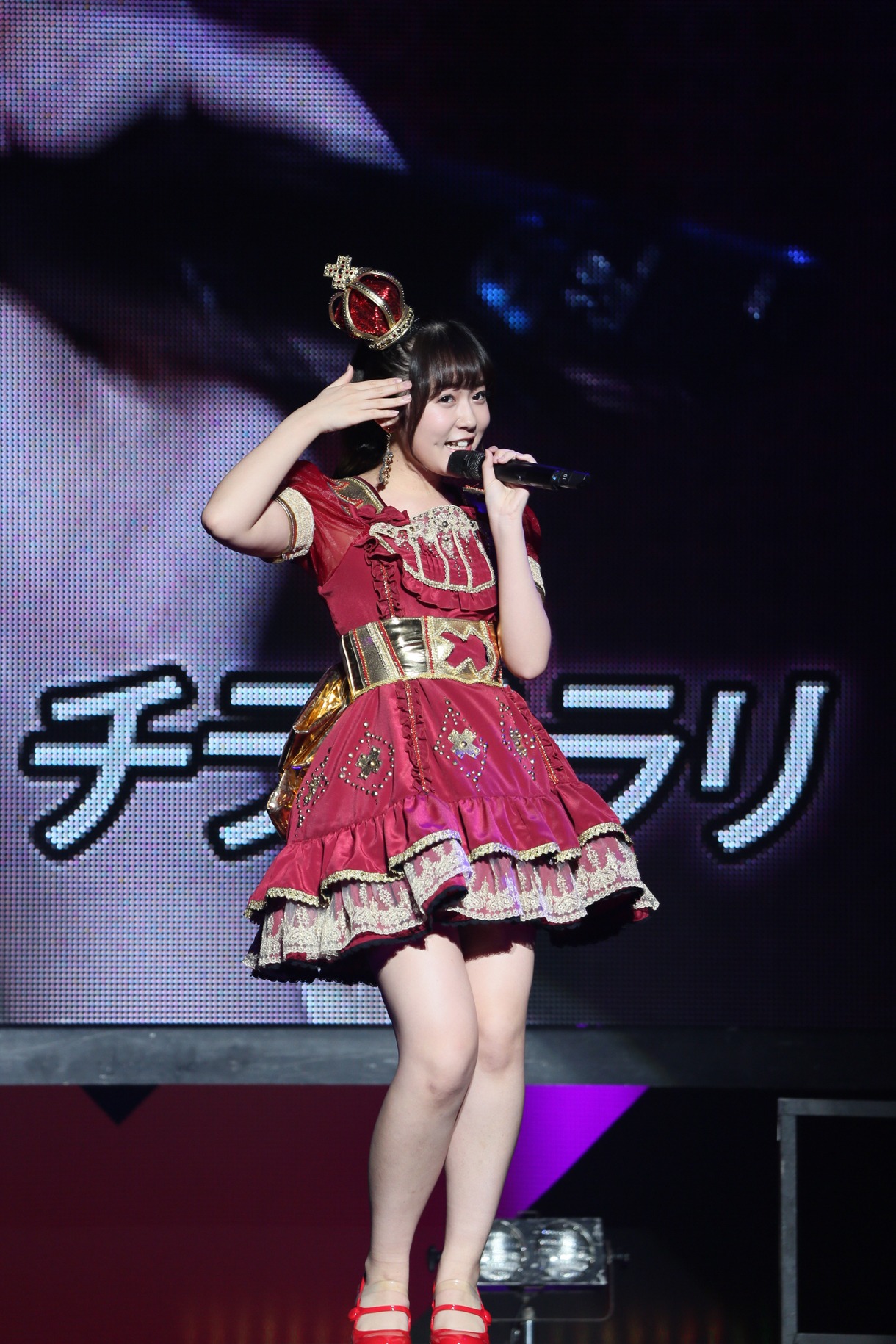 多田愛佳による「へそが曲がる」歌唱の様子。 (c)AKS