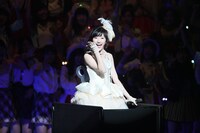 渡辺麻友による「シンクロときめき」歌唱の様子。 (c)AKS