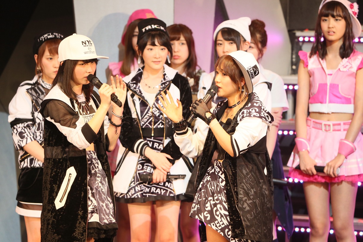 横山由依、高橋みなみらによるMCの様子。(c)AKS