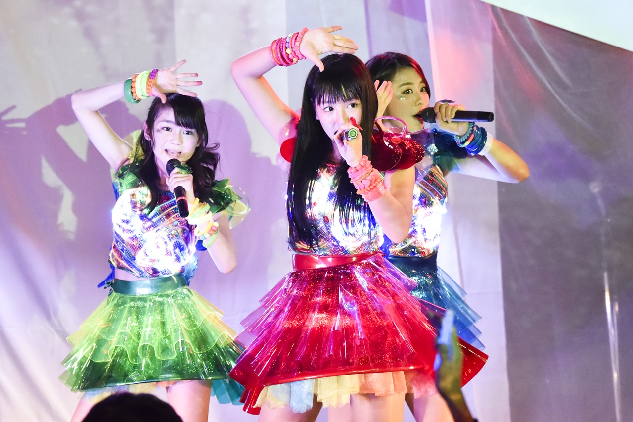 Cupitron、ワンマンで篠原ともえデザイン“光る衣装”をお披露目