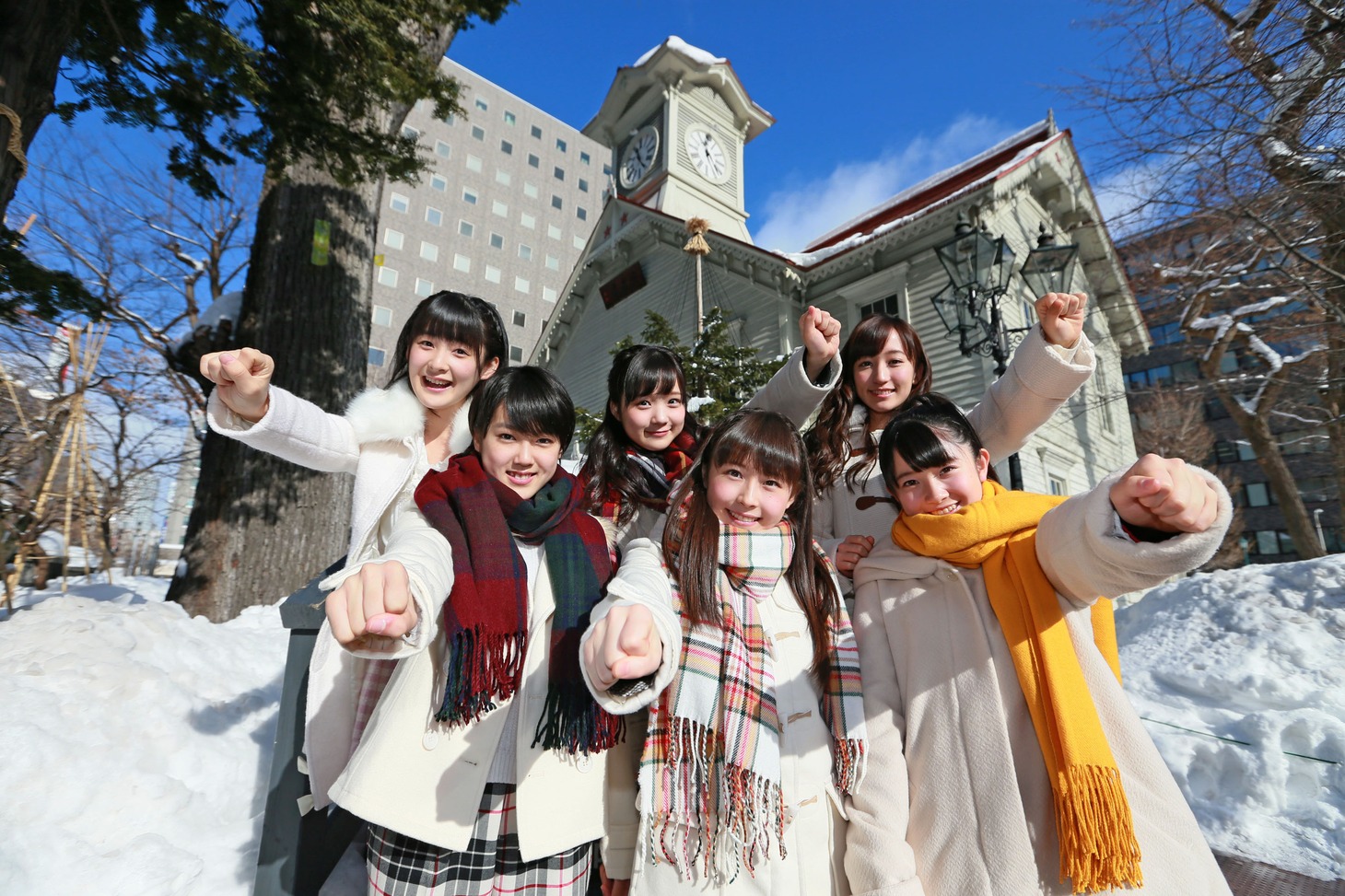 札幌市時計台の下でポーズを決めるカントリー・ガールズ。