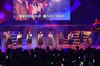 島崎遥香らによる「動機」歌唱の様子。 (c)AKS