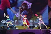 小林香菜らによる「くるくるぱー」歌唱の様子。 (c)AKS