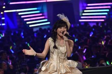 渡辺麻友による「シンクロときめき」歌唱の様子。 (c)AKS