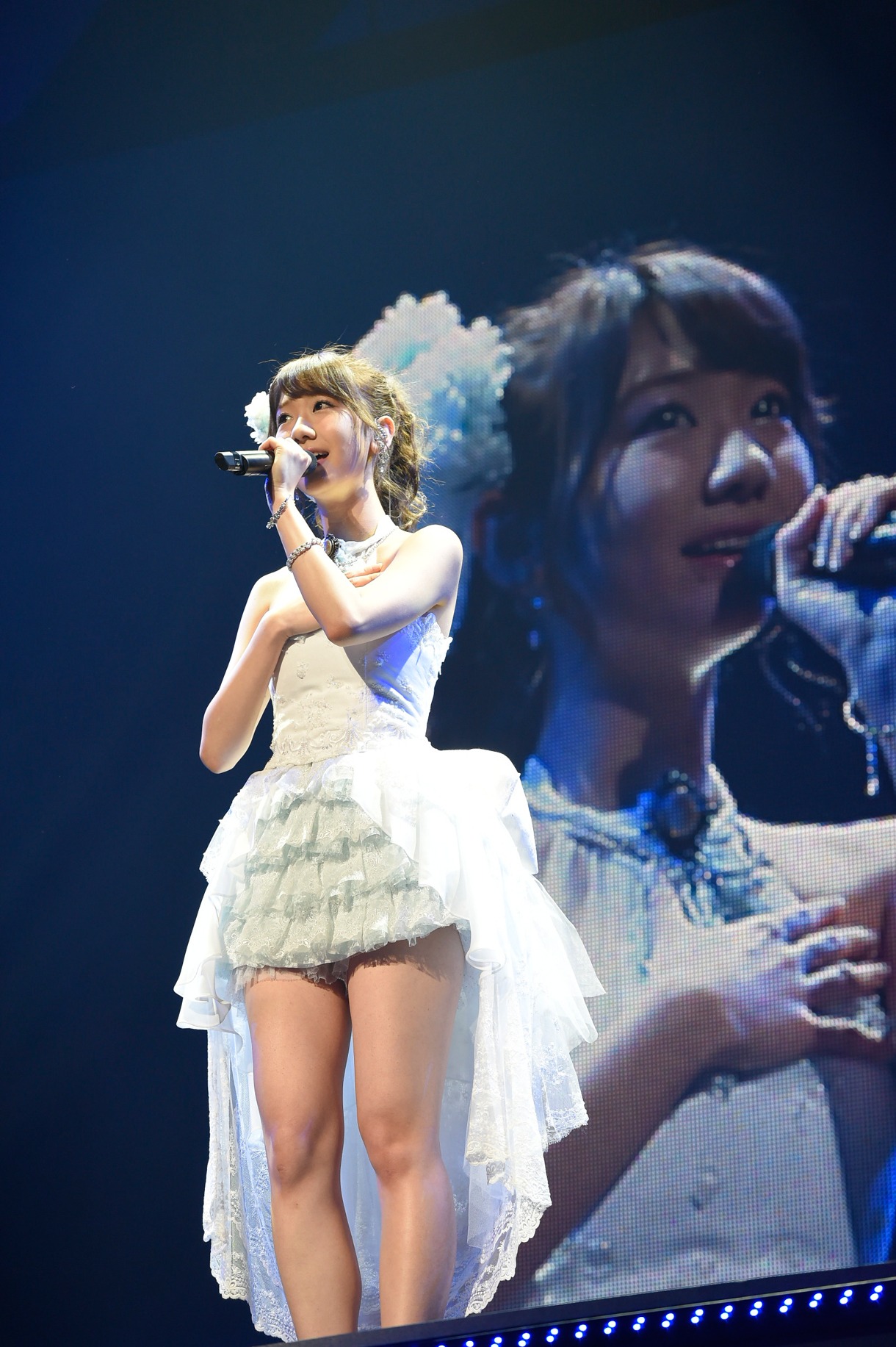 柏木由紀による「Birthday wedding」歌唱の様子。 (c)AKS