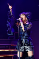 高橋みなみによる「Jane Doe」歌唱の様子。(c)AKS