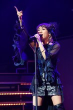 高橋みなみによる「Jane Doe」歌唱の様子。(c)AKS