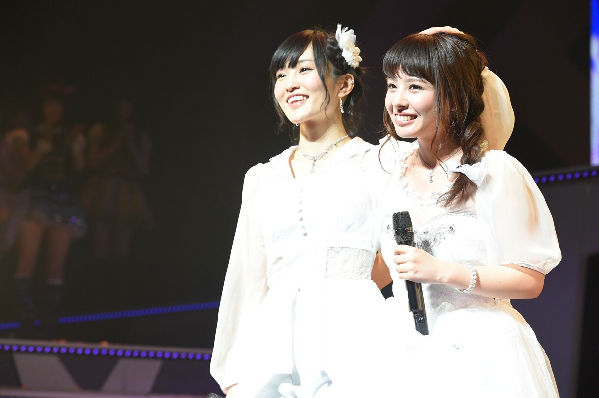 山本彩と山田菜々による「友達」歌唱の様子。(c)AKS [画像ギャラリー