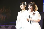 山本彩と山田菜々による「友達」歌唱の様子。(c)AKS