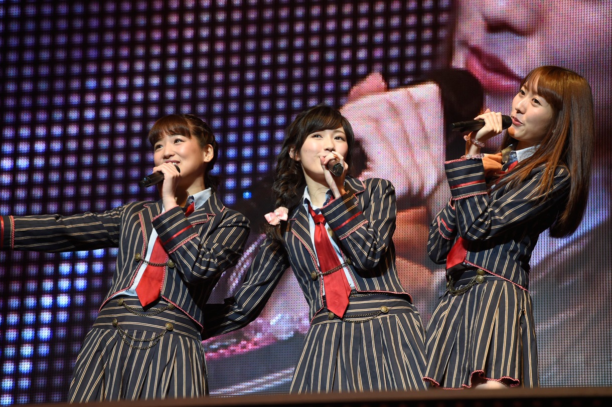 左から仲川遥香、渡辺麻友、佐伯美香。 (c)AKS