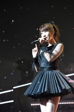 柏木由紀による「よわむしけむし」歌唱の様子。 (c)AKS