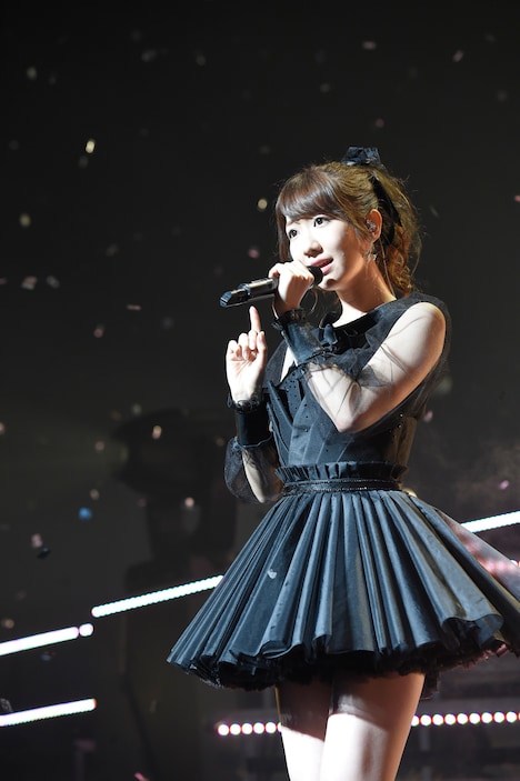 柏木由紀による「よわむしけむし」歌唱の様子。 (c)AKS