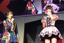 MCで涙を見せる宮脇咲良。 (c)AKS