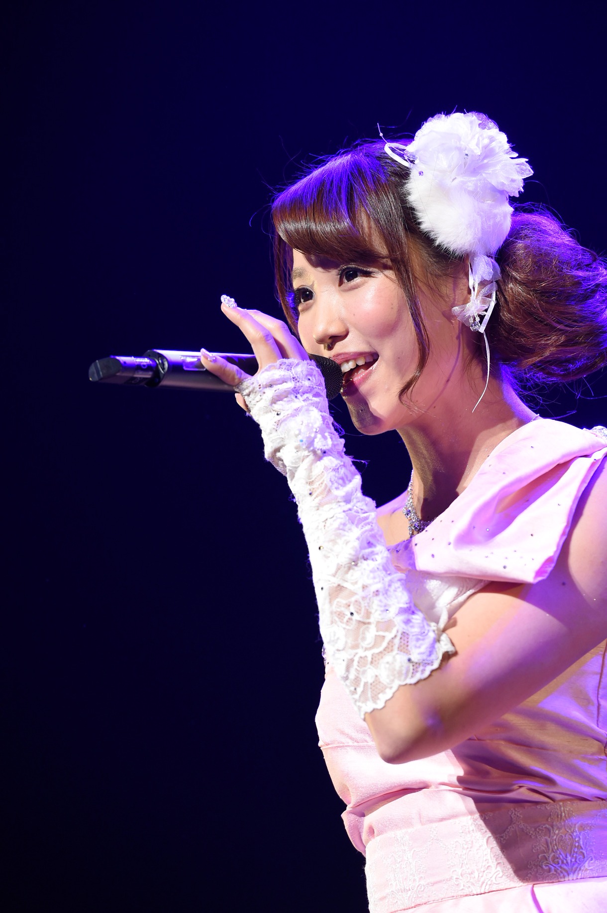 秋田和恵による「春色の翼」歌唱の様子。(c)AKS