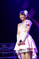 秋田和恵による「春色の翼」歌唱の様子。(c)AKS